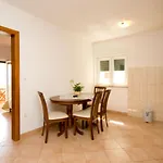 Sea-view Retreat In דירה צלינה