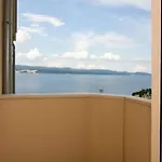 Sea-view Retreat In דירה