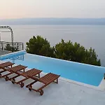 Sea-view Retreat In דירה