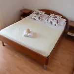 Sea-view Retreat In דירה צלינה