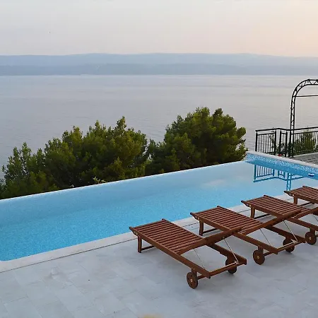Apartment Sea View With A Shared Pool