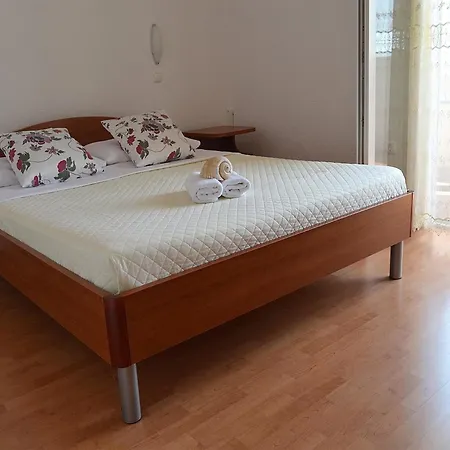 Sea-view Retreat In Apartament