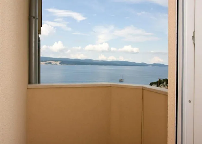 Sea-view Retreat In Lägenhet